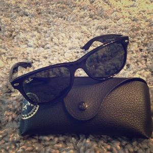 RAY-BAN WAYFARER CLASSIC